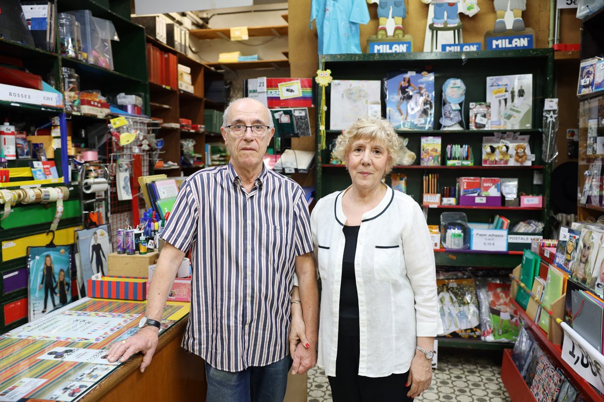 Jaume Bilbeny i Marina Vallespí tanquen la seva papereria de Sant Celoni per jubilació