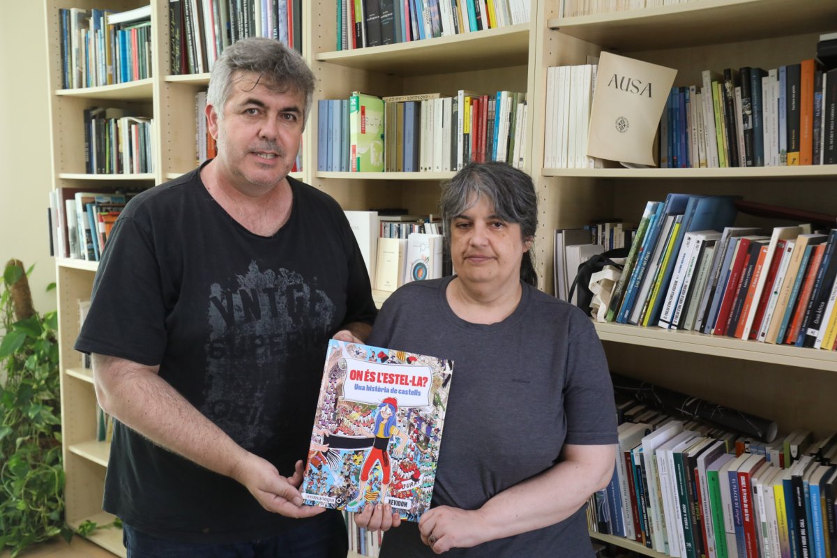 Xevi Domínguez i Montse Batalla, amb un exemplar del llibre