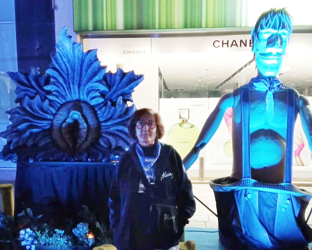 Rosario Ramos amb el gegant Farras de la colla dels Blaus de la festa major de Granollers