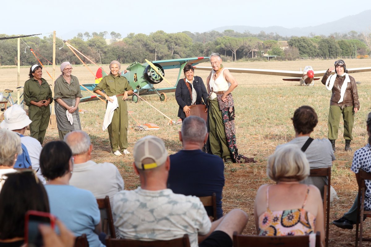 L'obra de la companyia de teatre 10 de Deu es va representar als terrenys on hi havia hagut l'antic camp d'aviació d'Alfou