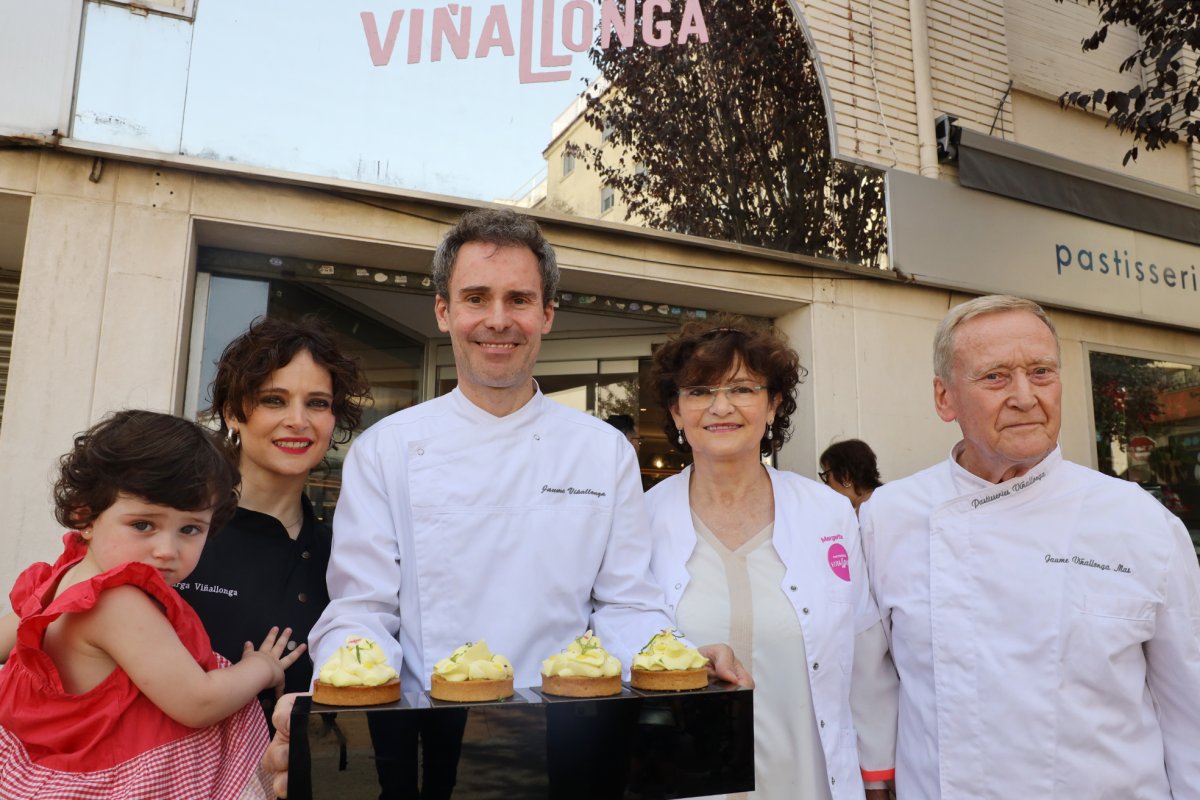 La família de pastissers Viñallonga amb les Postres de la Festa Major