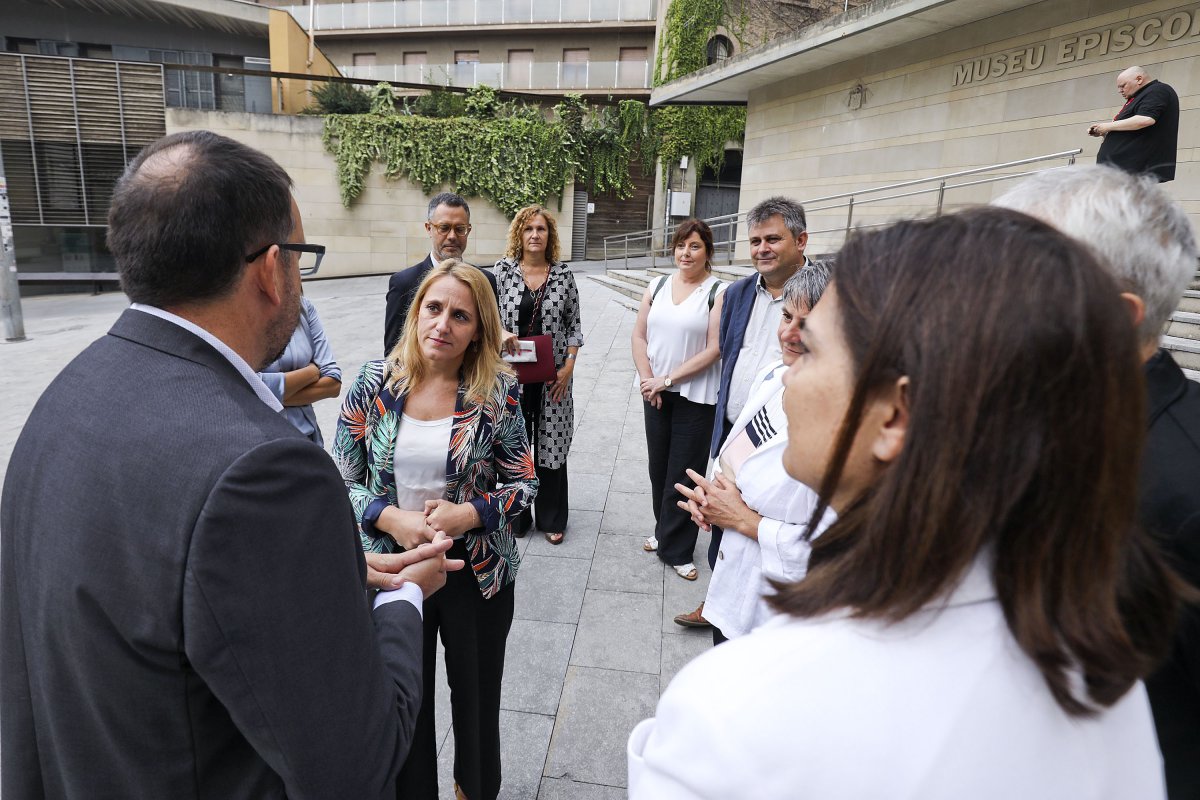 L'alcalde de Vic, Albert Castells (Junts), va rebre la consellera Natàlia Mas (ERC) a les portes del Museu Episcopal