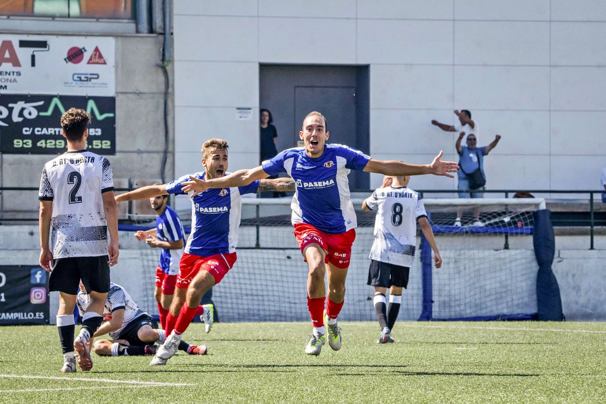 Flavio celebra un dels tres gols que va marcar al camp de l'Horta