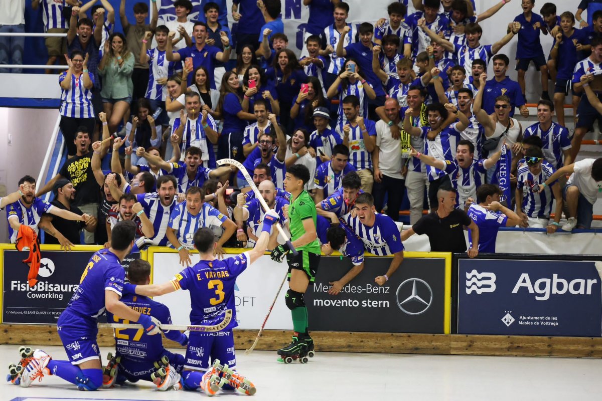 Els jugadors del Voltregà celebrant un dels gols davant de la Sac i Ganxo