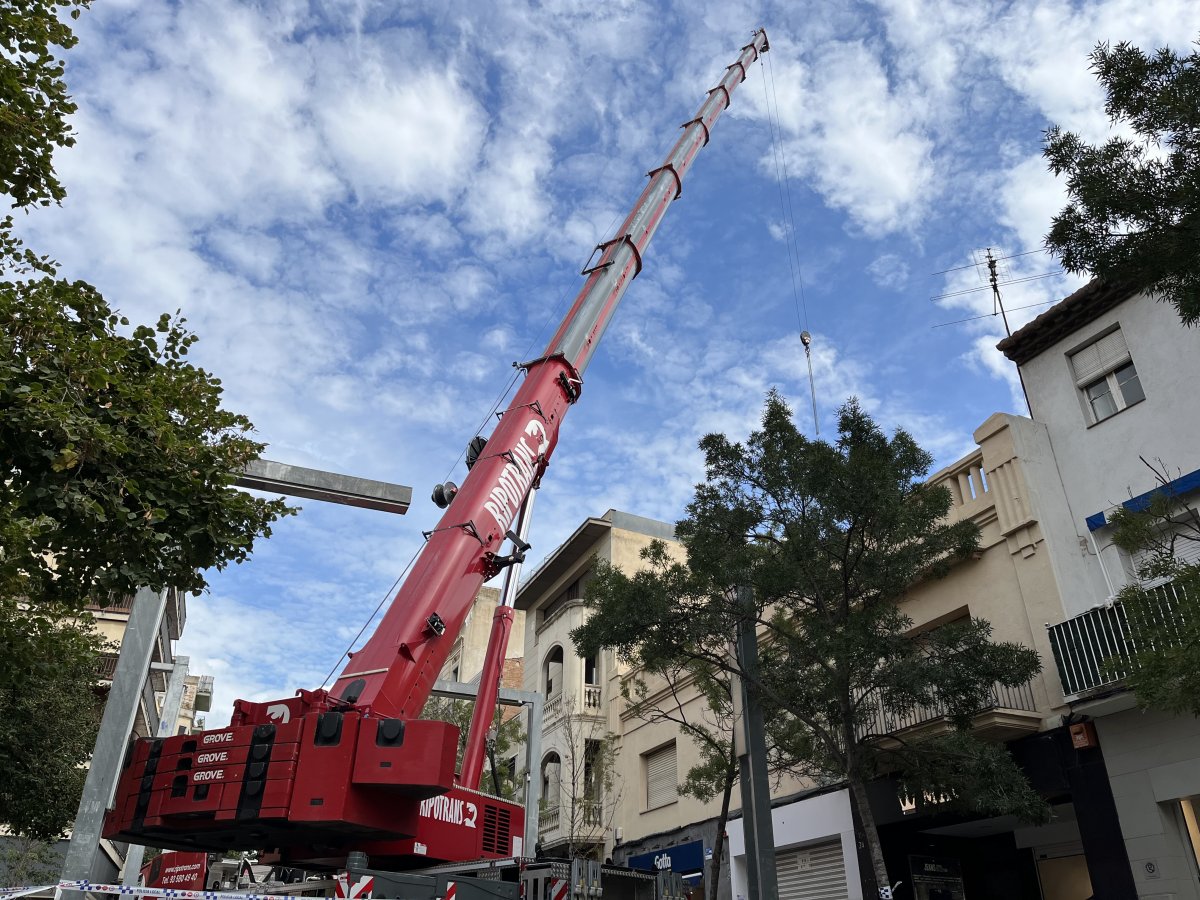 L'aparell s'ha instal·lat amb una grua per sobre dels edificis de la plaça Maluquer