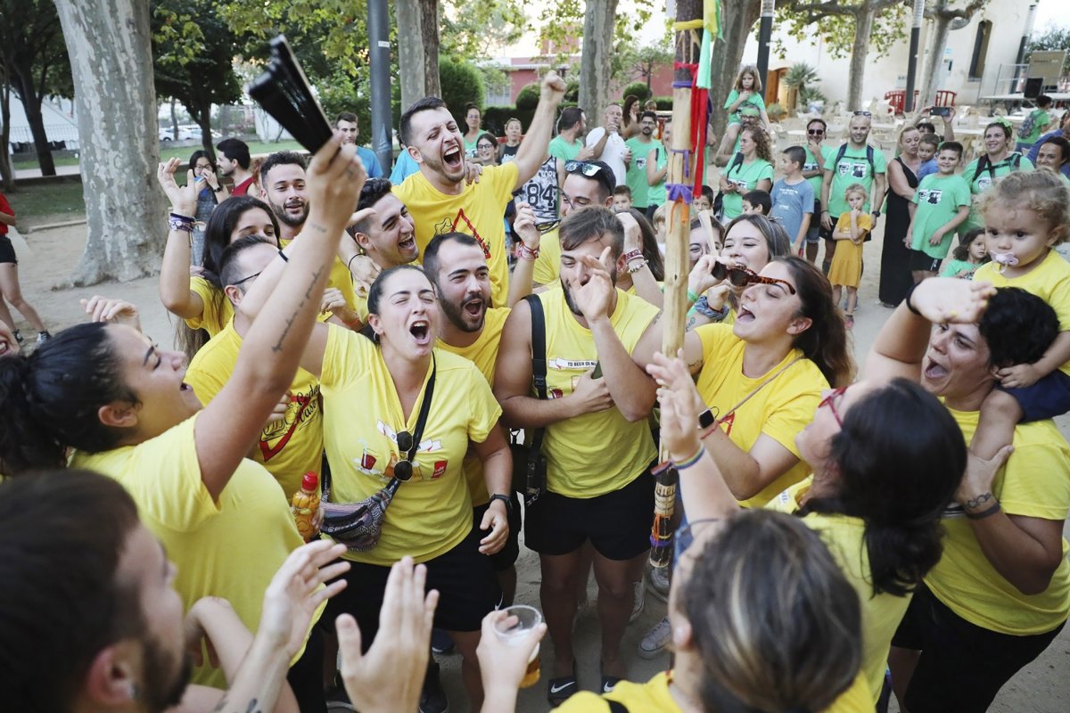 Membres de la colla Ceda el Vaso celebren la victòria de l'any passat