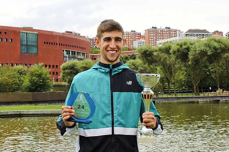 Marc Vila, amb el seu trofeu, obtinguts a Santander