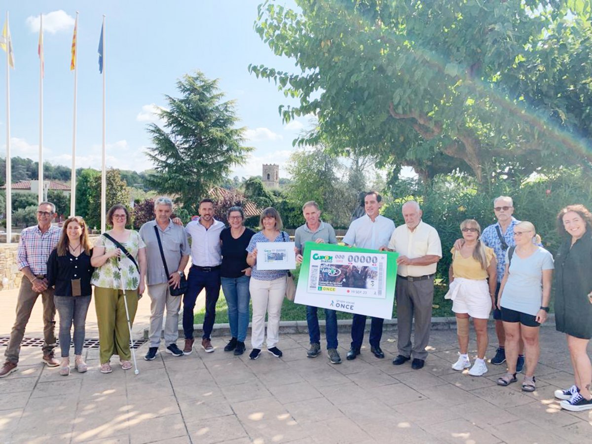 Dimecres l'ONCE va entregar una butlleta gegant amb el Castanyer de Can Cucha l'Ajuntament