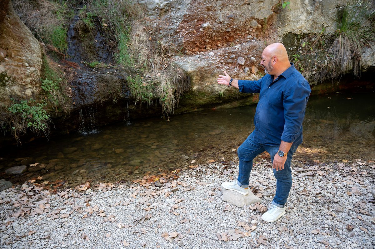 L'alcalde de Bigues i Riells del Fai, Joan Galiano, mostra la poca aigua que porta el Tenes