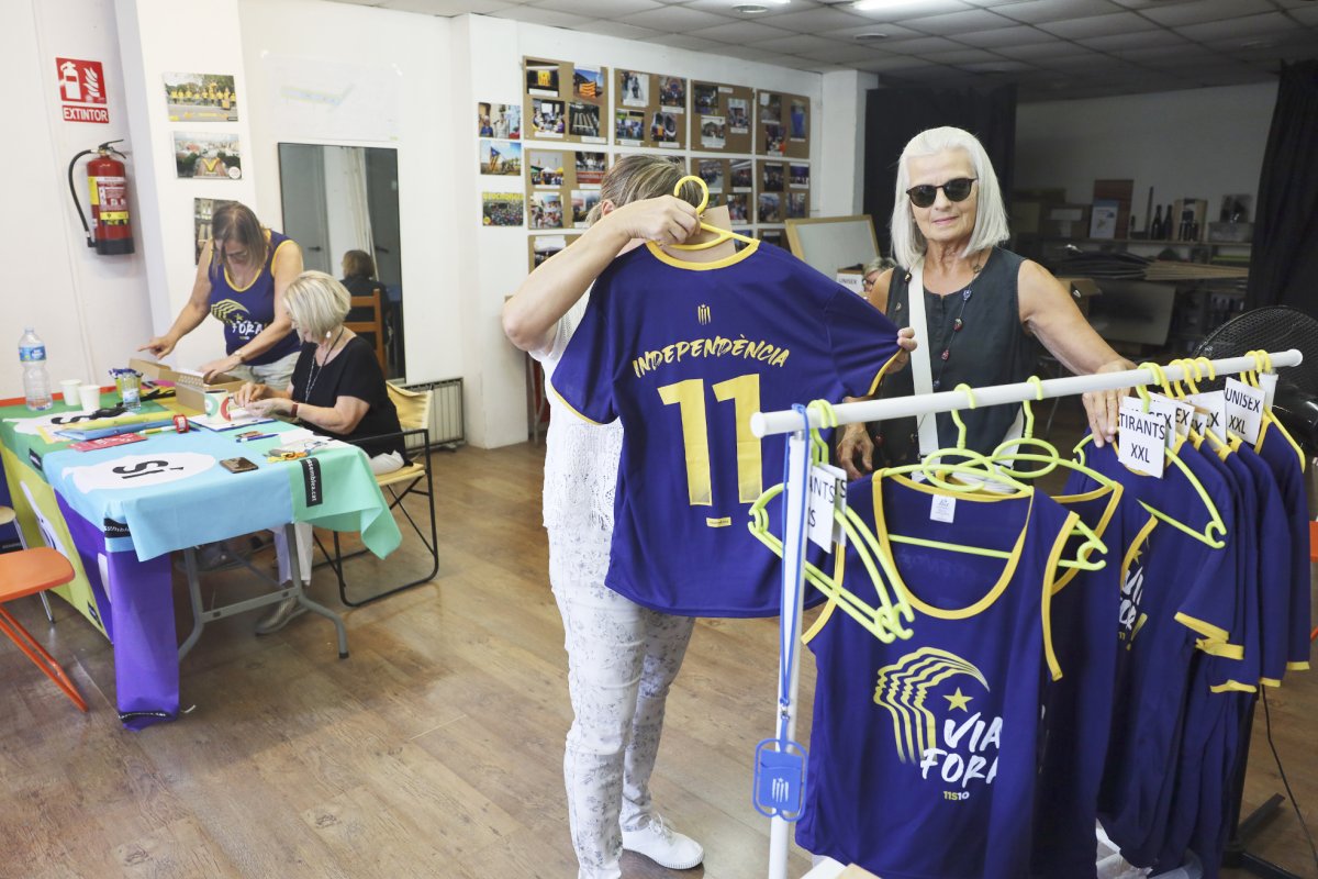 La venda de samarretes al local de l'ANC de Granollers