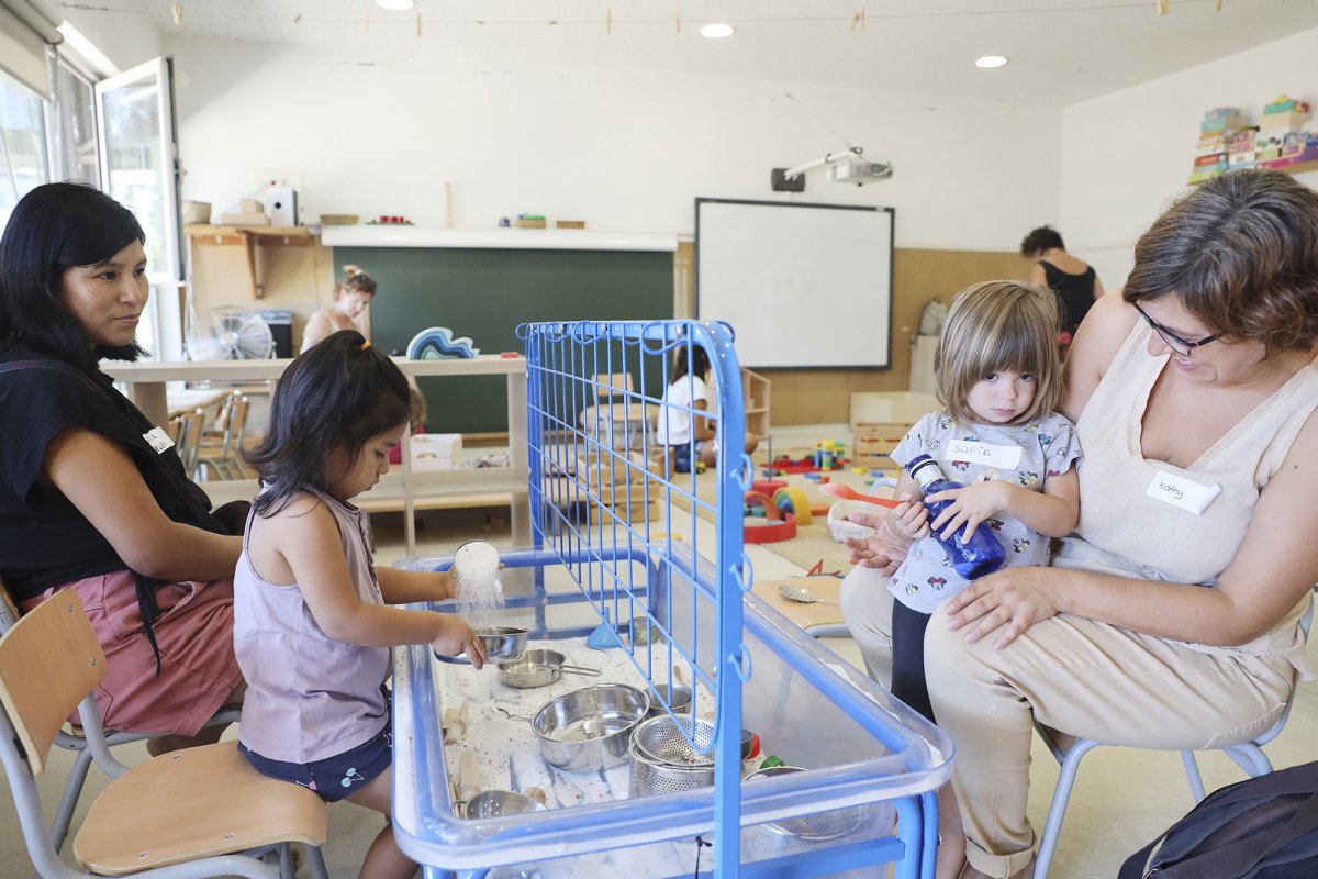 Alumnes d’Infantil 3, amb els seus familiars, el primer dia d’aquest nou curs a l’escola Lledoner de Granollers