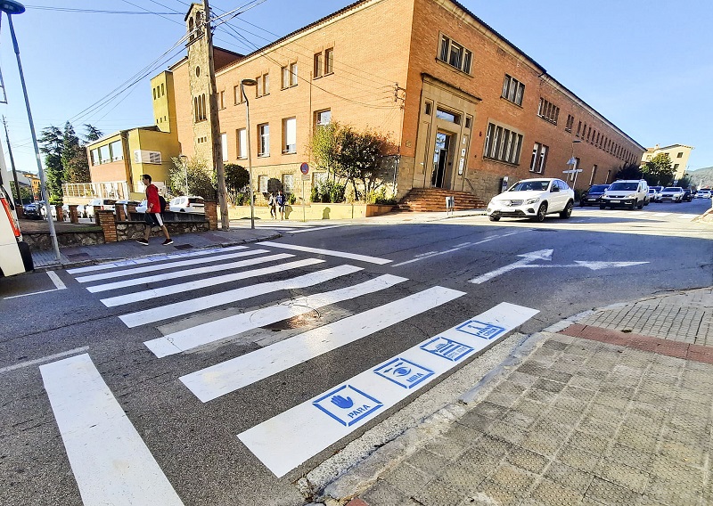 Un dels passos de vianants de Tona on s’han pintat els pictogrames al terra