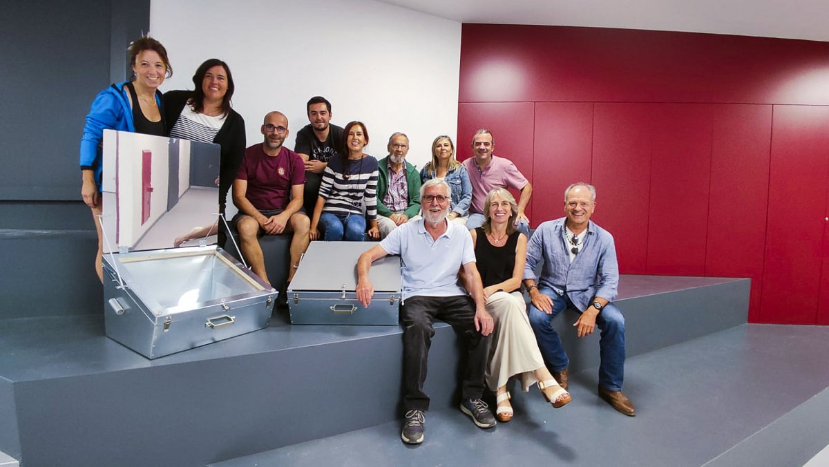 El consell rector de Balenyà Sostenible fent entrega dels forns solars a Toni Ridorsa i a Carles Cuadrada