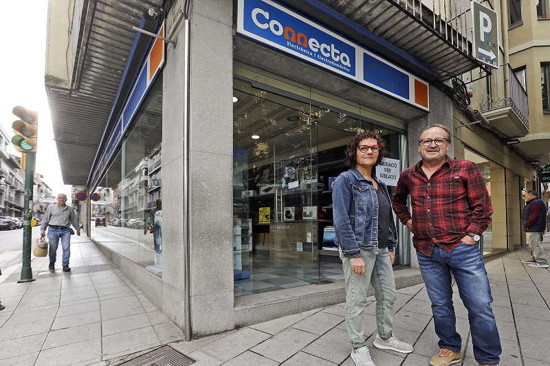 Assumpta Manubens i Josep Comella, davant l’aparador de la botiga principal, els últims dies en liquidació