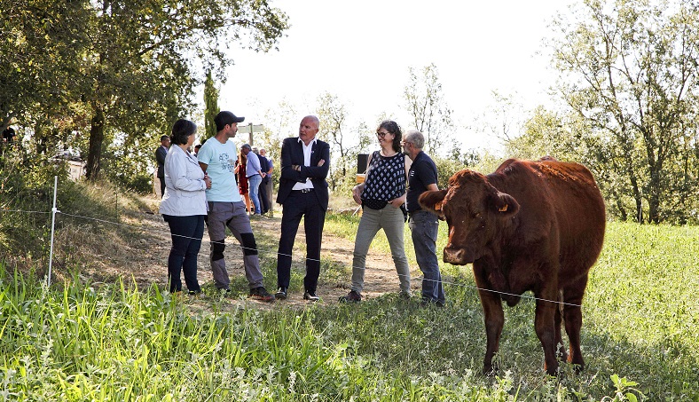 Lluís Mascort, al centre de la imatge, acompanyat de ramaders i la delegada del govern, Montse Barniol