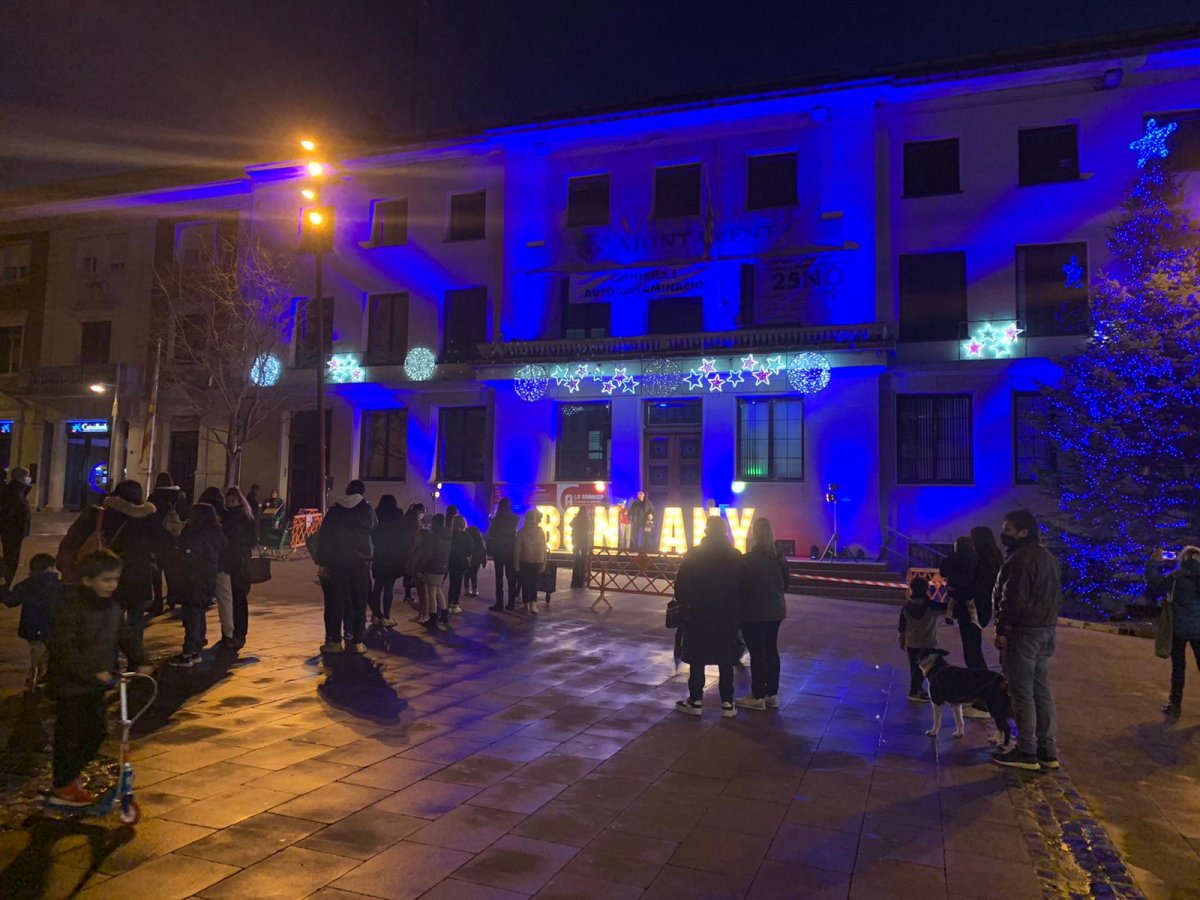 La plaça de l'Església en una festa de Cap d'Any