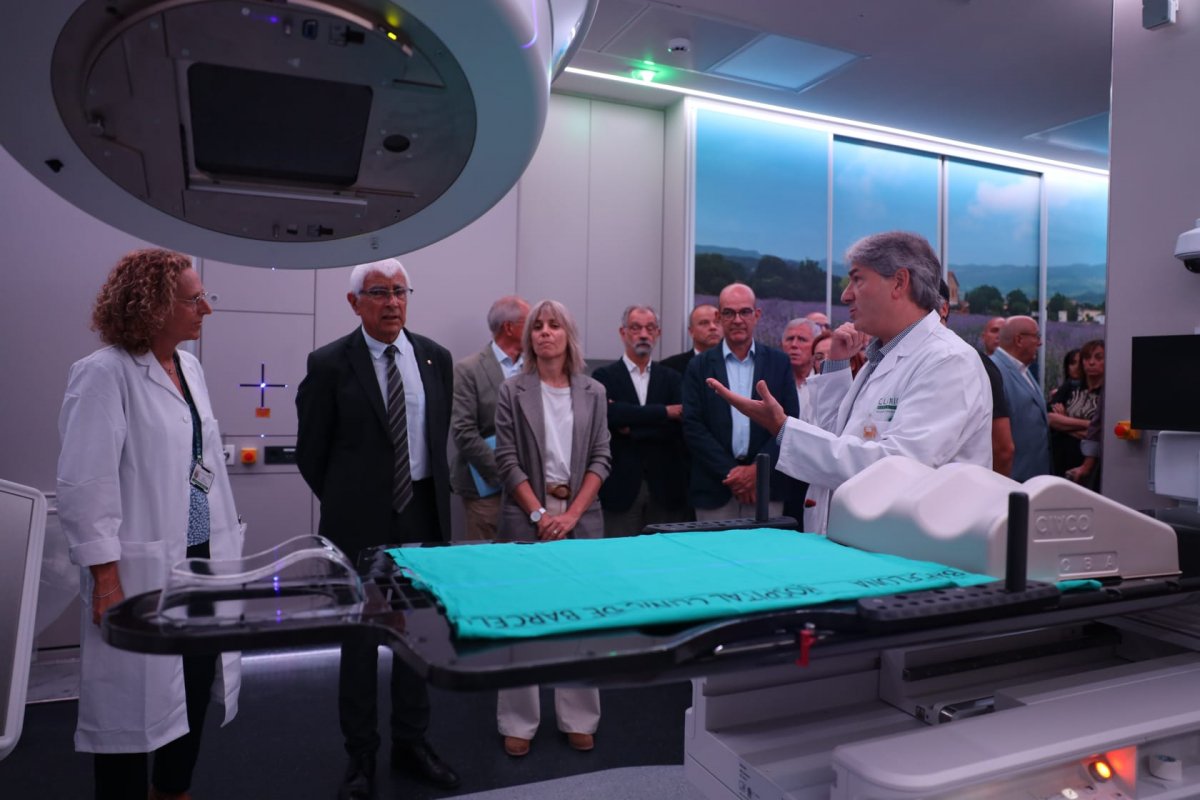 La visita a un dels acceleradors per fer tractaments de radioteràpia al nou equipament de Granollers