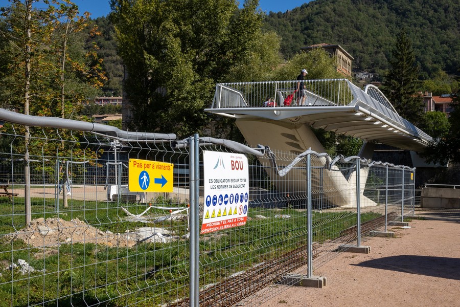 L’espai de les obres està delimitat amb tanques, però els treballs estan aturats