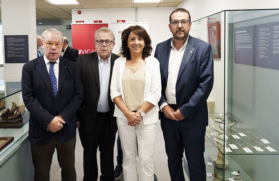 Josep Arimany, Jaume Padrós, Anna Erra i Albert Castells, a la sala d'actes de la Facultat de Medicina de la UVic-UCC