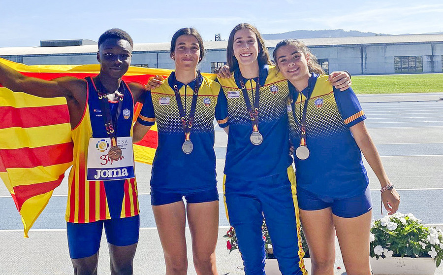 Els quatre esportistes del CA Vic amb la selecció catalana