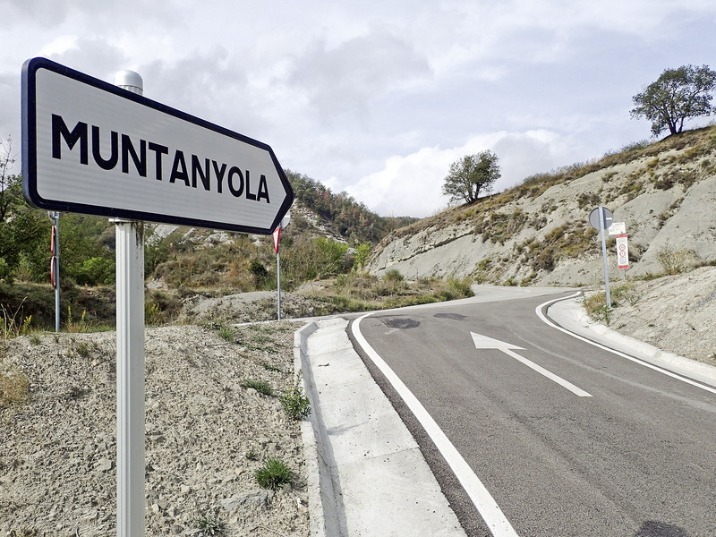 El camí que conecta la carretera N-141C amb Muntanyola es troba integrament al terme municipal de Tona