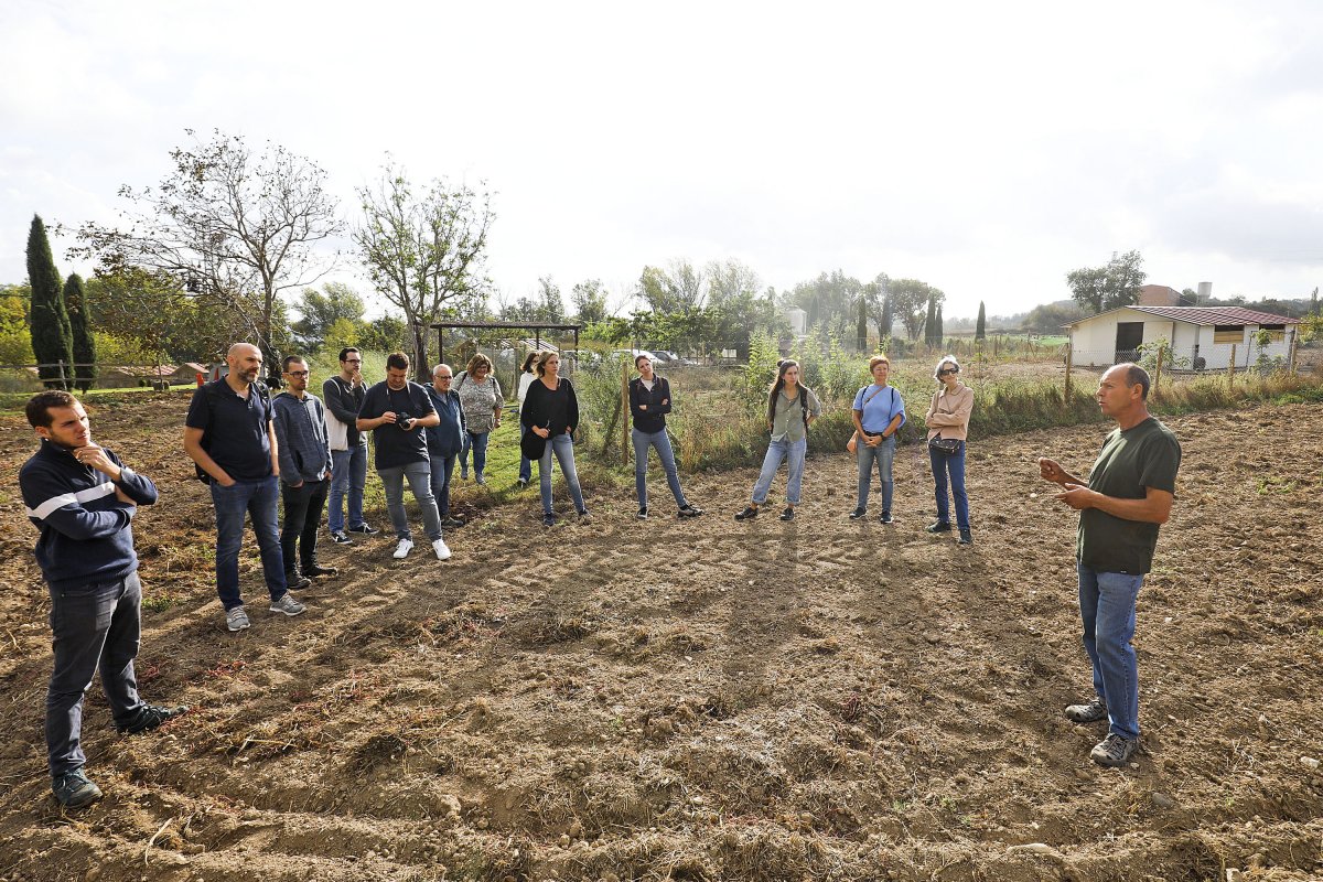 Santi Serrabassa dona explicacions als participants a la visita de dimecres