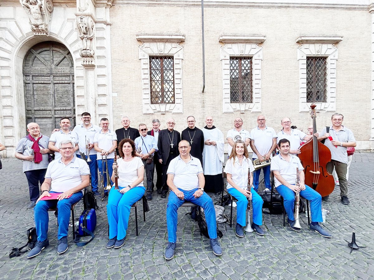 Els músics de la Cobla Ciutat de Granollers amb representants eclesiàstics com el bisbe d’Urgell, Joan-Enric Vives, el bisbe de Terrassa, Salvador Cristau, o l’abat de Montserrat, Manel Gasch (tots tres de negre, a la fila del darrere)