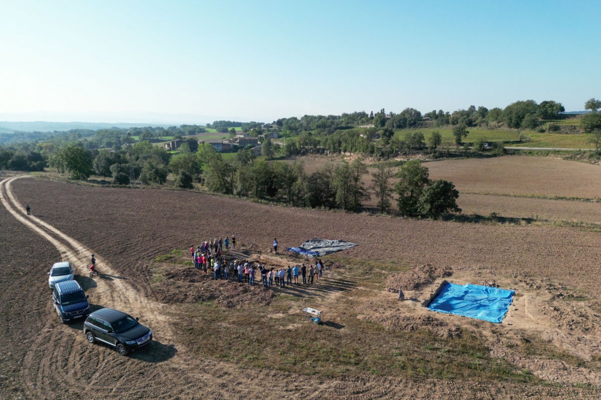 Vista aèria del jaciment de Sant Martí d'Albars, dissabte durant la visita que s'hi va fer. S'observen les dues àrees d'excavació on s'ha treballat enguany