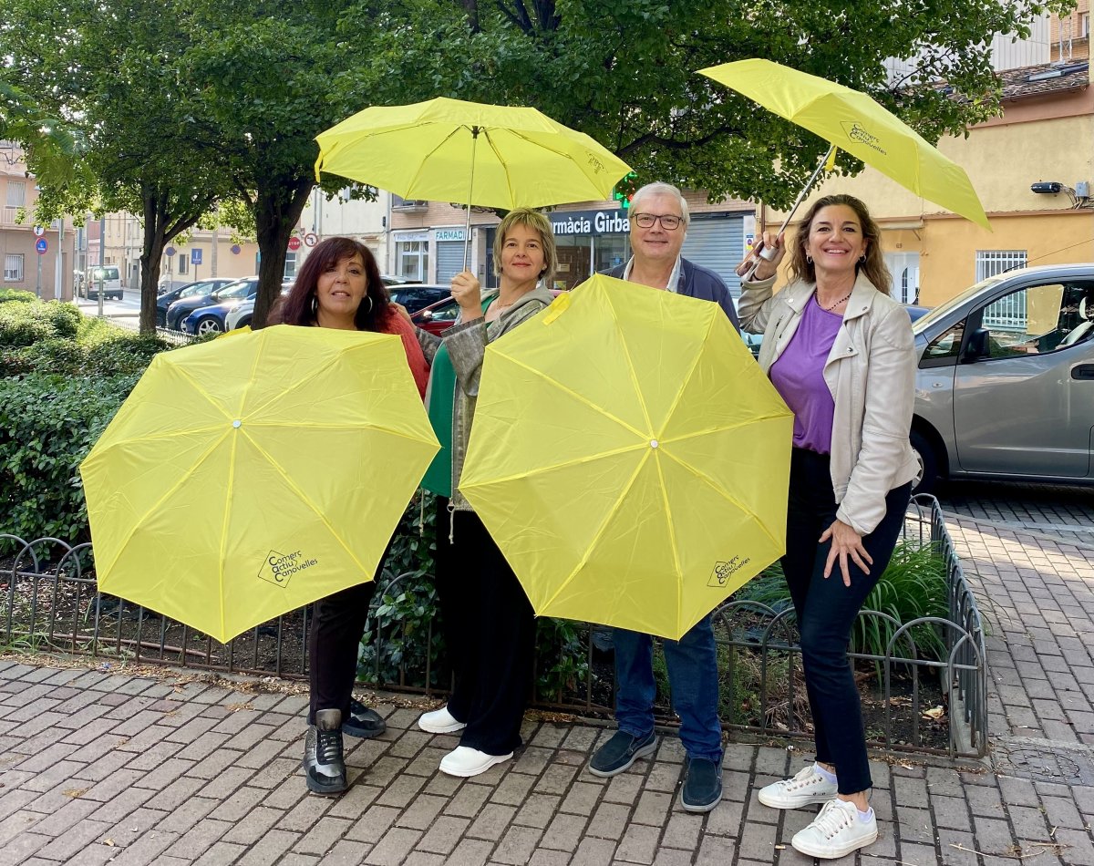 Membres de l'entitat amb els paraigües