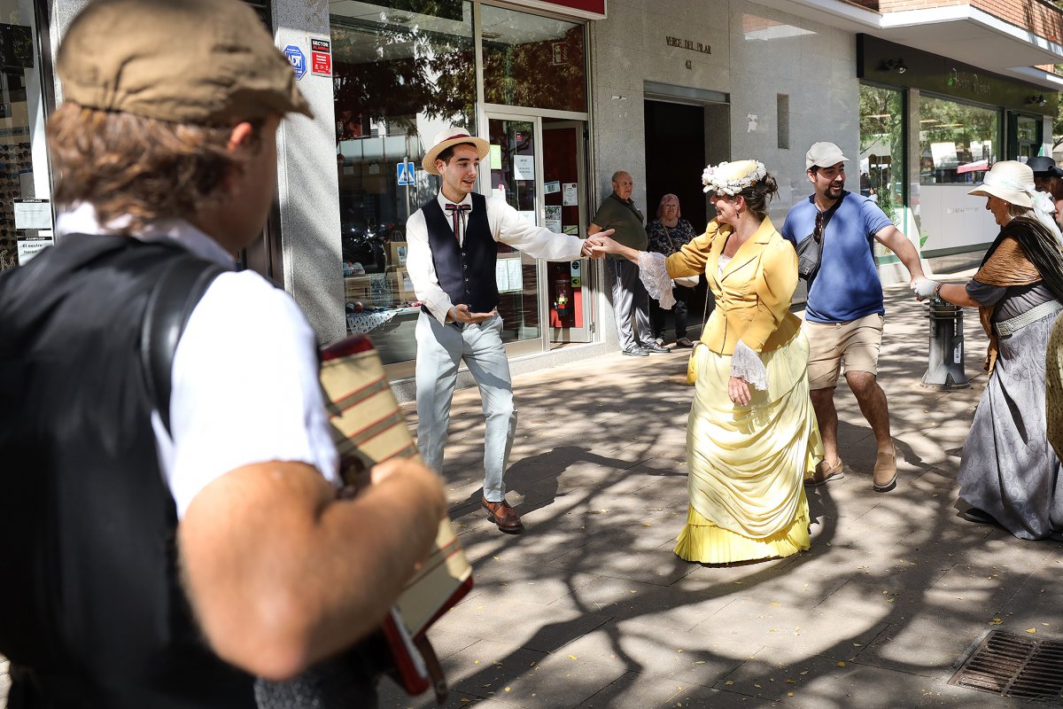 Dissabte al matí es va fer una passejada escenificada pels carrers de Cardedeu, amb estètica modernista i la música de l’acordionista Òscar Igual