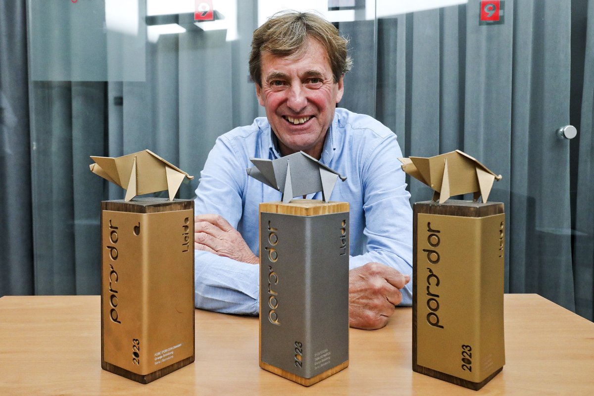 Joaquim Rovira amb les tres estatuetes obtingudes en aquesta edició dels Premis Porc d'Or