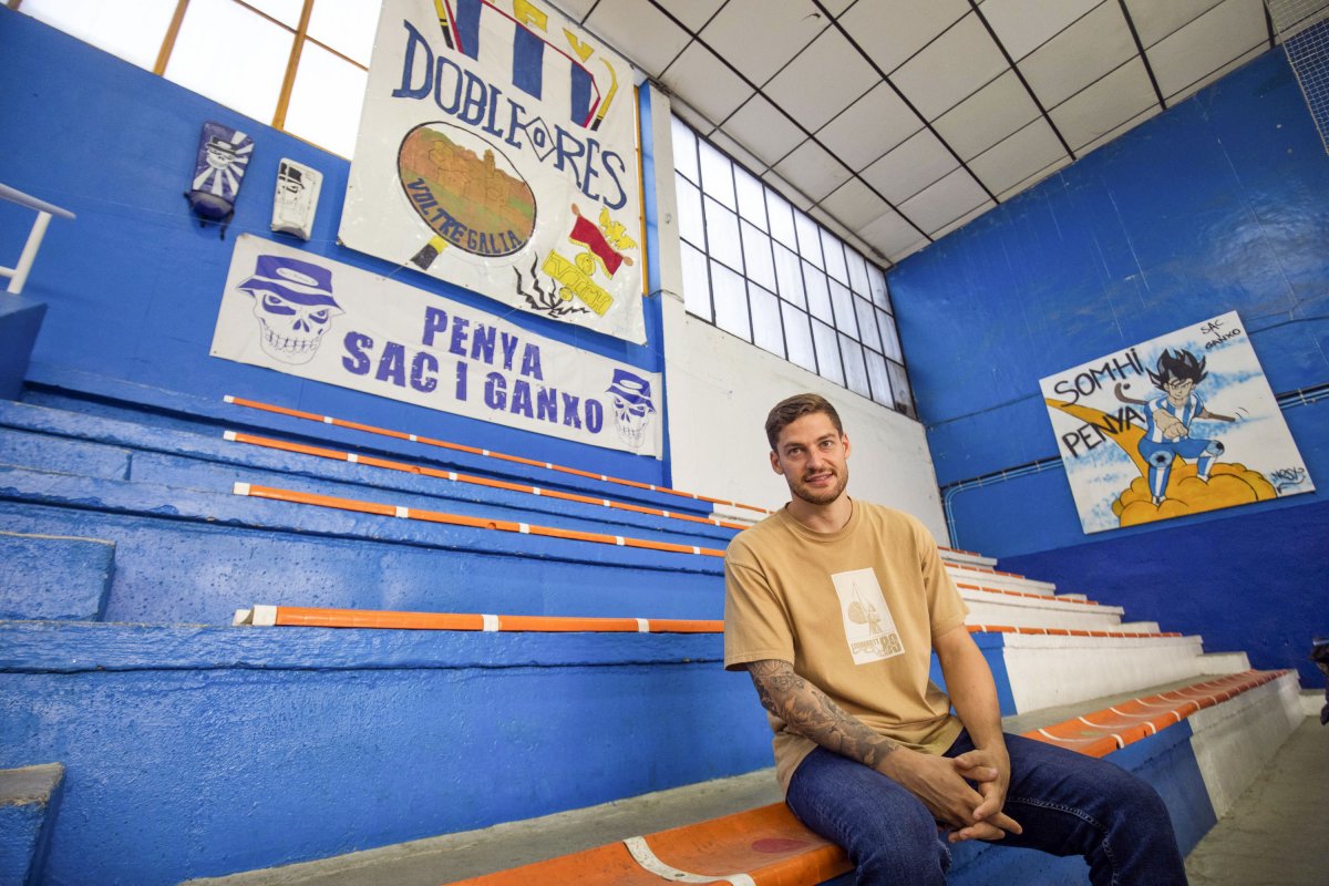 Àlex Rodríguez, assegut a la zona de la graderia que ocupa en tots els partits la Penya Sac i Ganxo