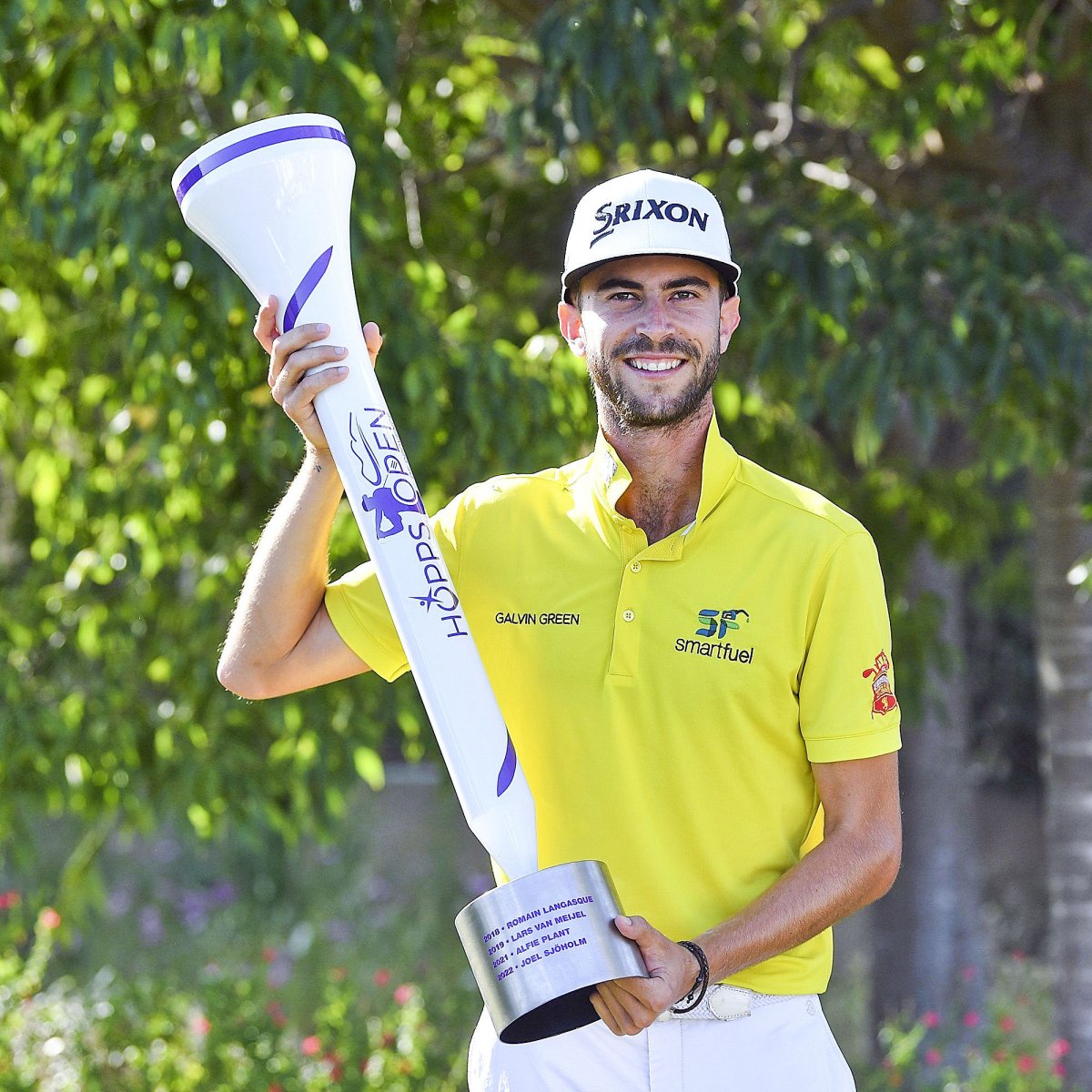 Lucas Vacarisas amb el trofeu de l'Open Hoops de la Provença