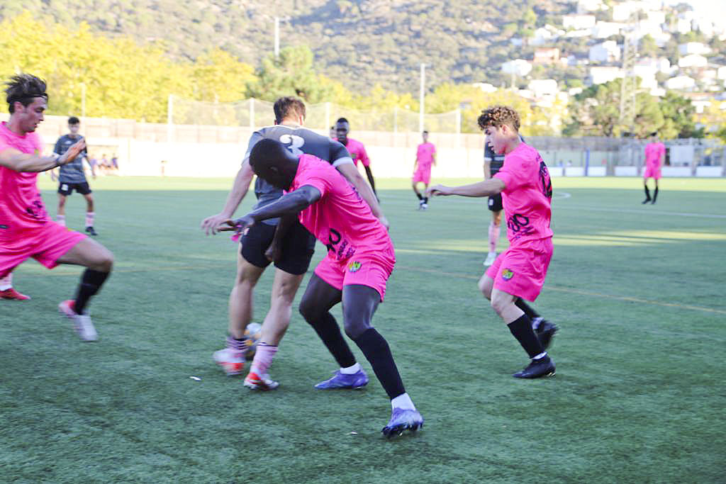 Jordi Costa, envoltat de dos jugadors del Roses