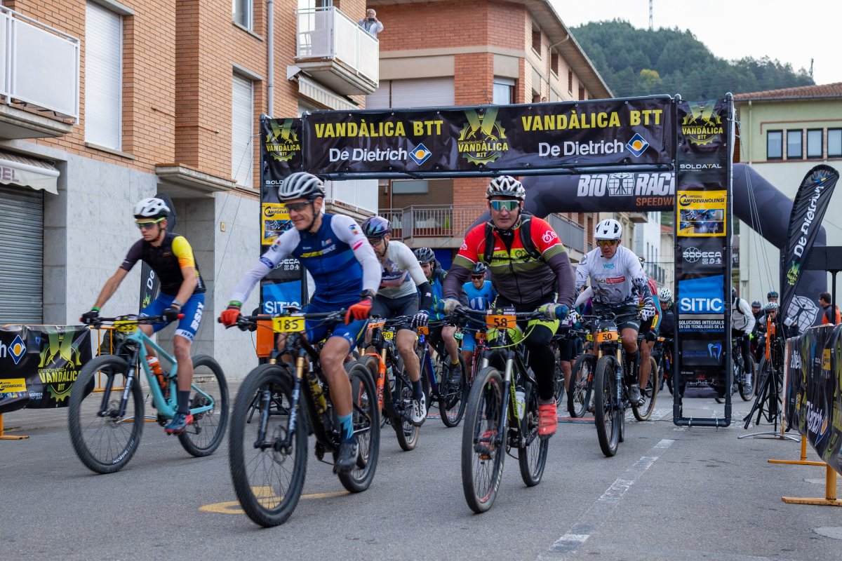 Alguns dels ciclistes que van participar a la cinquena edició de la prova organitzada per la Unió Ciclista Campdevànol