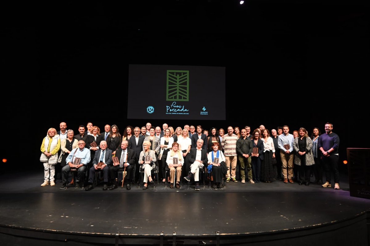 Foto de família amb representants dels comerços premiats, de les associacions comercials de Granollers i d'autoritats municipals