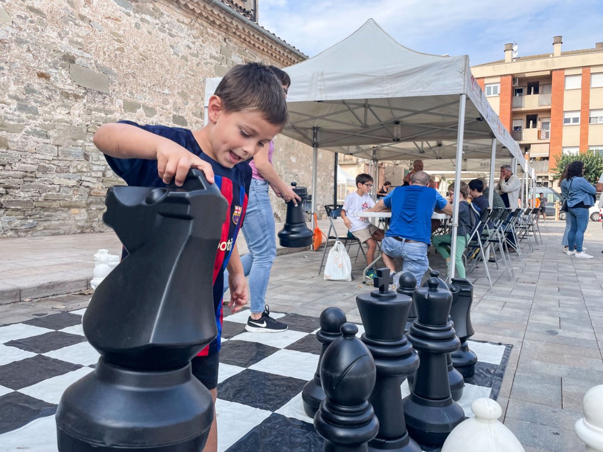 El tauler d'escacs gegant era un dels atractius de Calders Juga, amb les carpes de la plaça Major