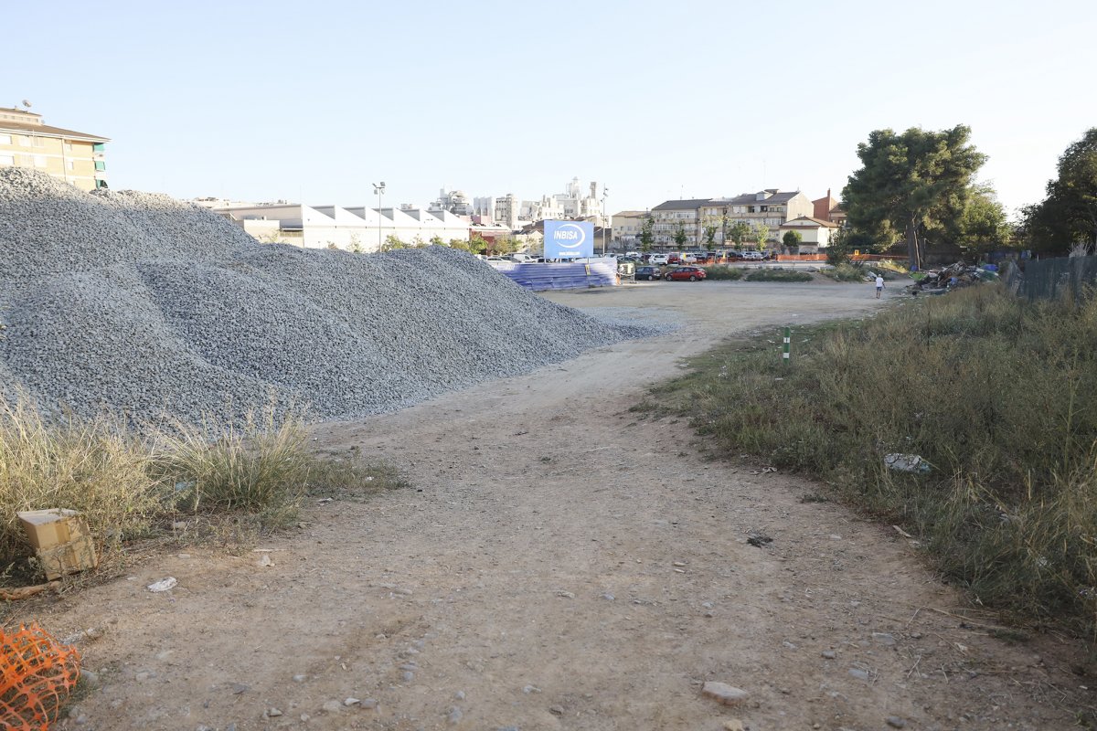Material d'obra acumulat a l'aparcament del barri Congost, a Granollers