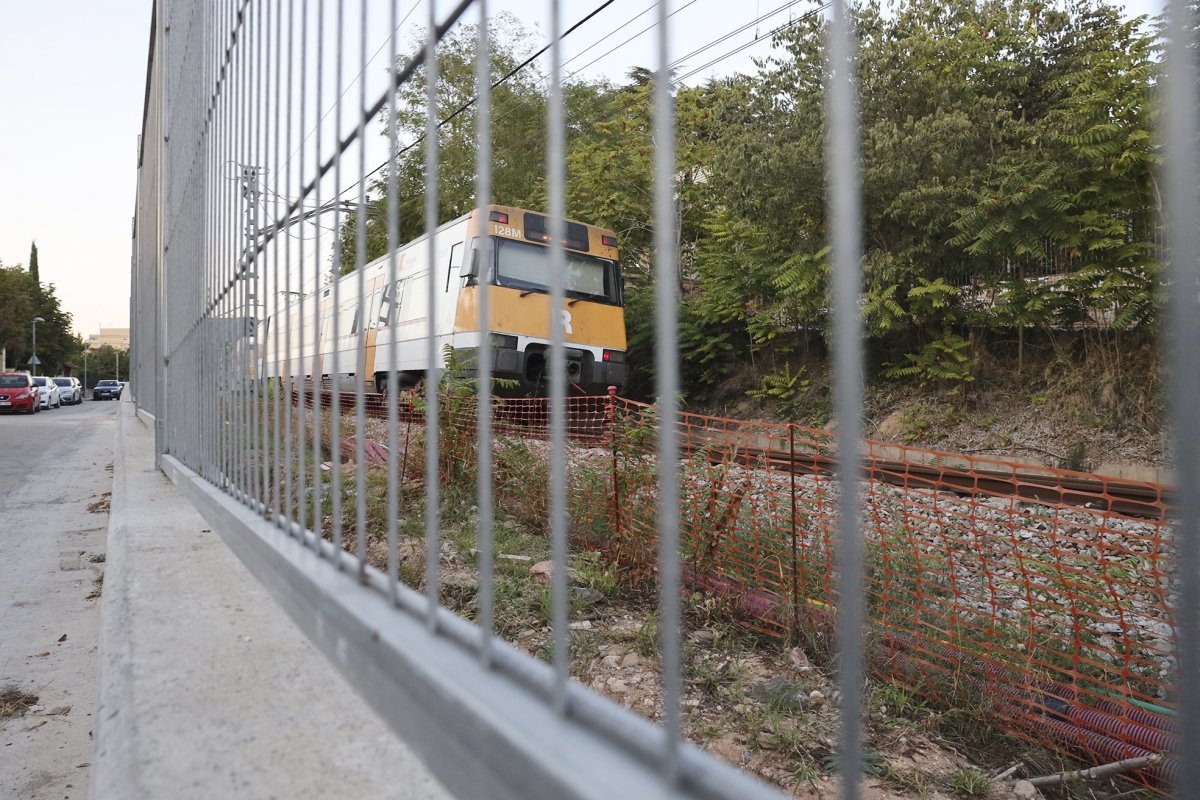 Un tren de la línia R3 passant per la Garriga en un dels trams on ja es fan obres de desdoblament