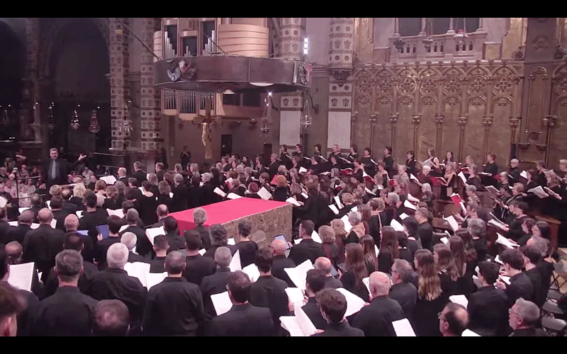 El presbiteri de la basílica de Montserrat, plena de cantaires