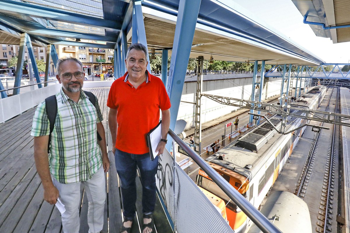 Marc Janeras (Perquè no ens fotin el tren) i Daniel Pi (PTP), en un dels ponts que creuen l'estació de tren de Vic