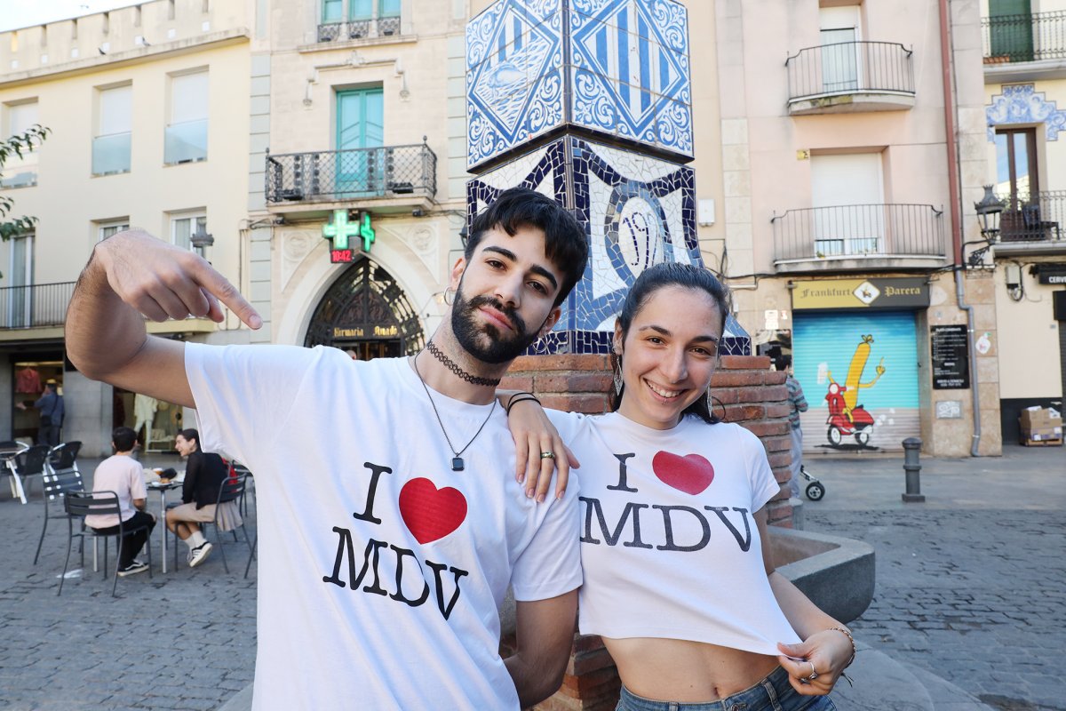 Els dos joves de Mollet amb les samarretes que han dissenyat