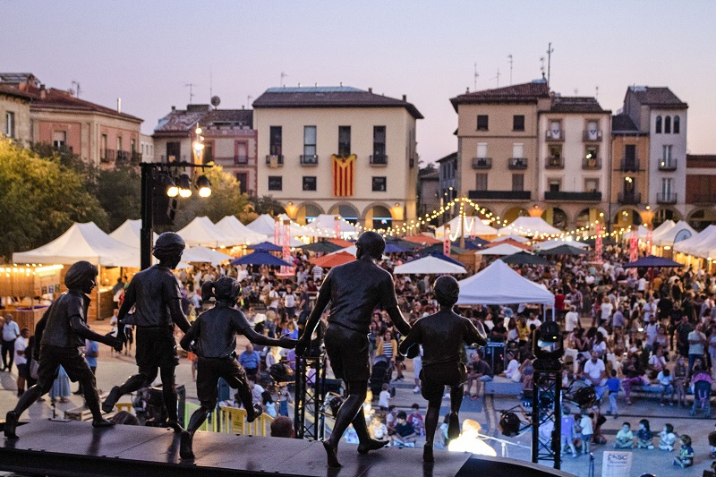 Una imatge general de la plaça Fra Bernadí, dissabte al vespre, en un dels moments àlgids pel que fa a la presència de públic a la fira
