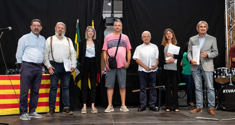 El guanyador i el jurat amb l’alcalde, Jordi Vistós, i la regidora de Cultura, Griselda Escribano