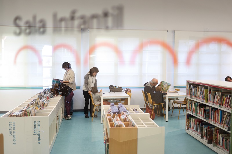 La sala infantil de la reformada biblioteca de Tona