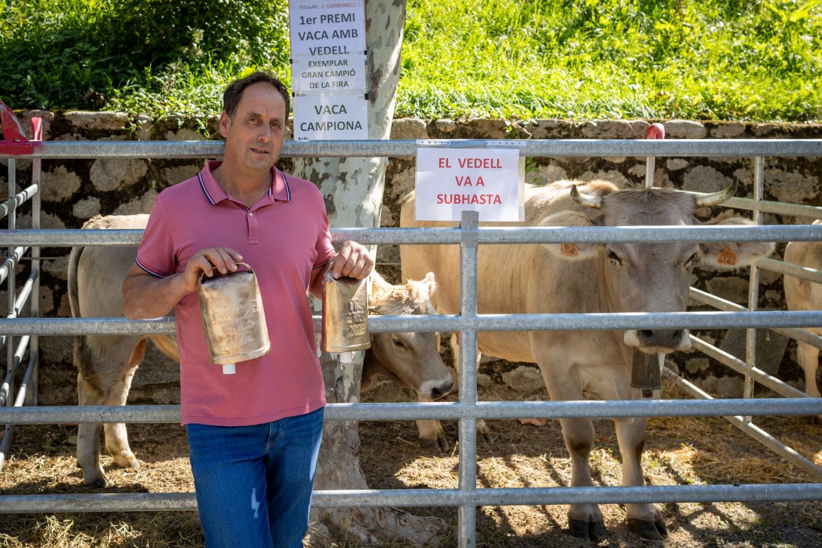 Joan Carbonell, de La Torre, amb la vaca guanyadora