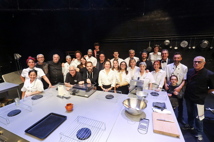 Els actors i actrius protagonistes de 'La cuina', amb la direcció i equip tècnic, abans d'un assaig al Casal Francesc Macià, on s'estrenarà el muntatge