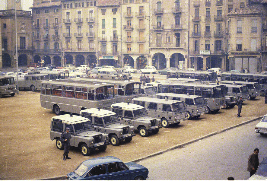 Vista de la plaça Major de Vic l’11 de novembre de 1973, plena de vehicles policials. Aquest dissabte en va fer exactament 50 anys