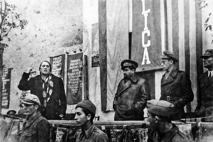Dolors Ibárruri, en ple míting a Sant Pere de Torelló el desembre de 1938