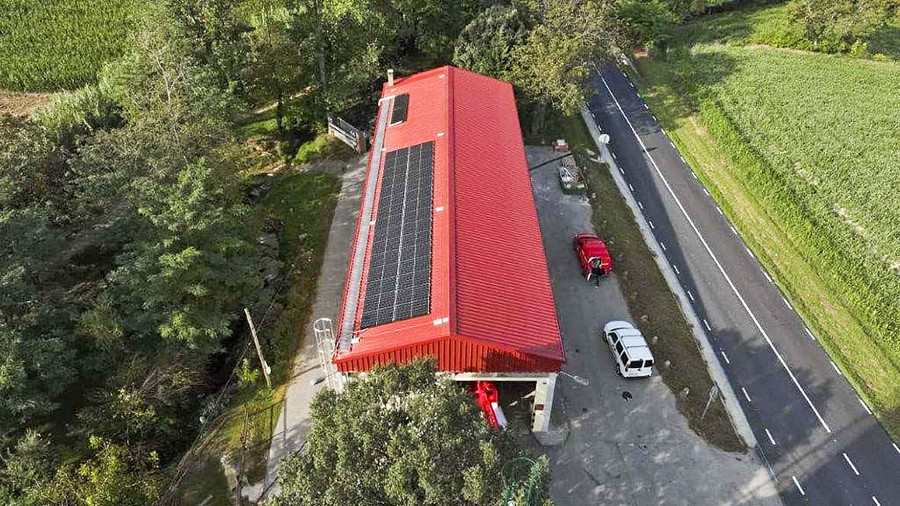 La teulada de l'edifici, ja amb les plaques fotovoltaiques